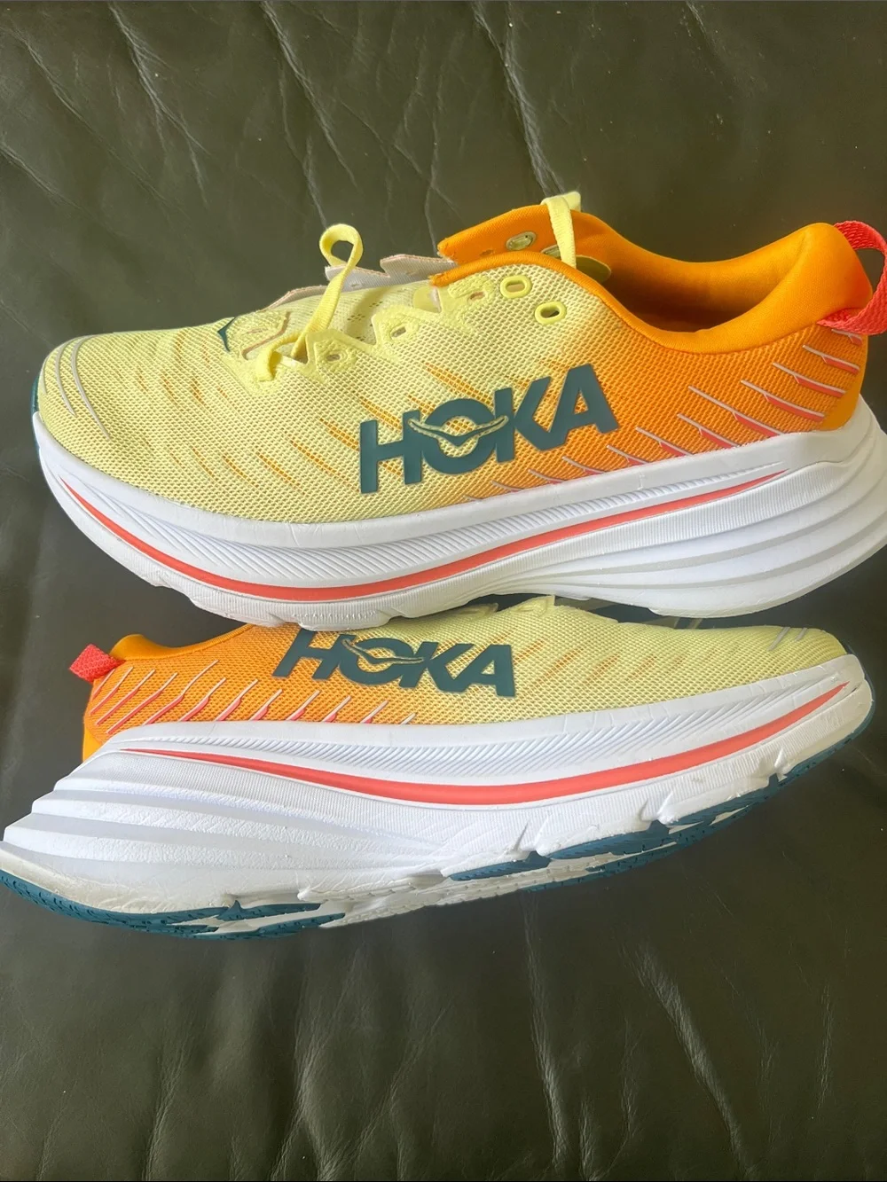 Men’s HOKA Bondi X size 9D.  Only worn twice! Near new condition!